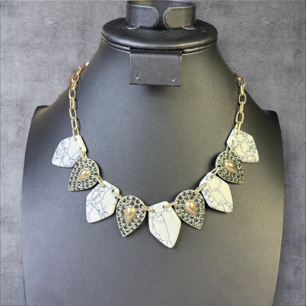 277. Max and Zoe Gold Tone‎ Teardrop Bib Necklace Howlite & Marcasite
